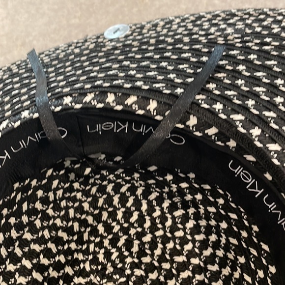 Elegant Calvin Klein Straw Hat - Picture 4 of 5